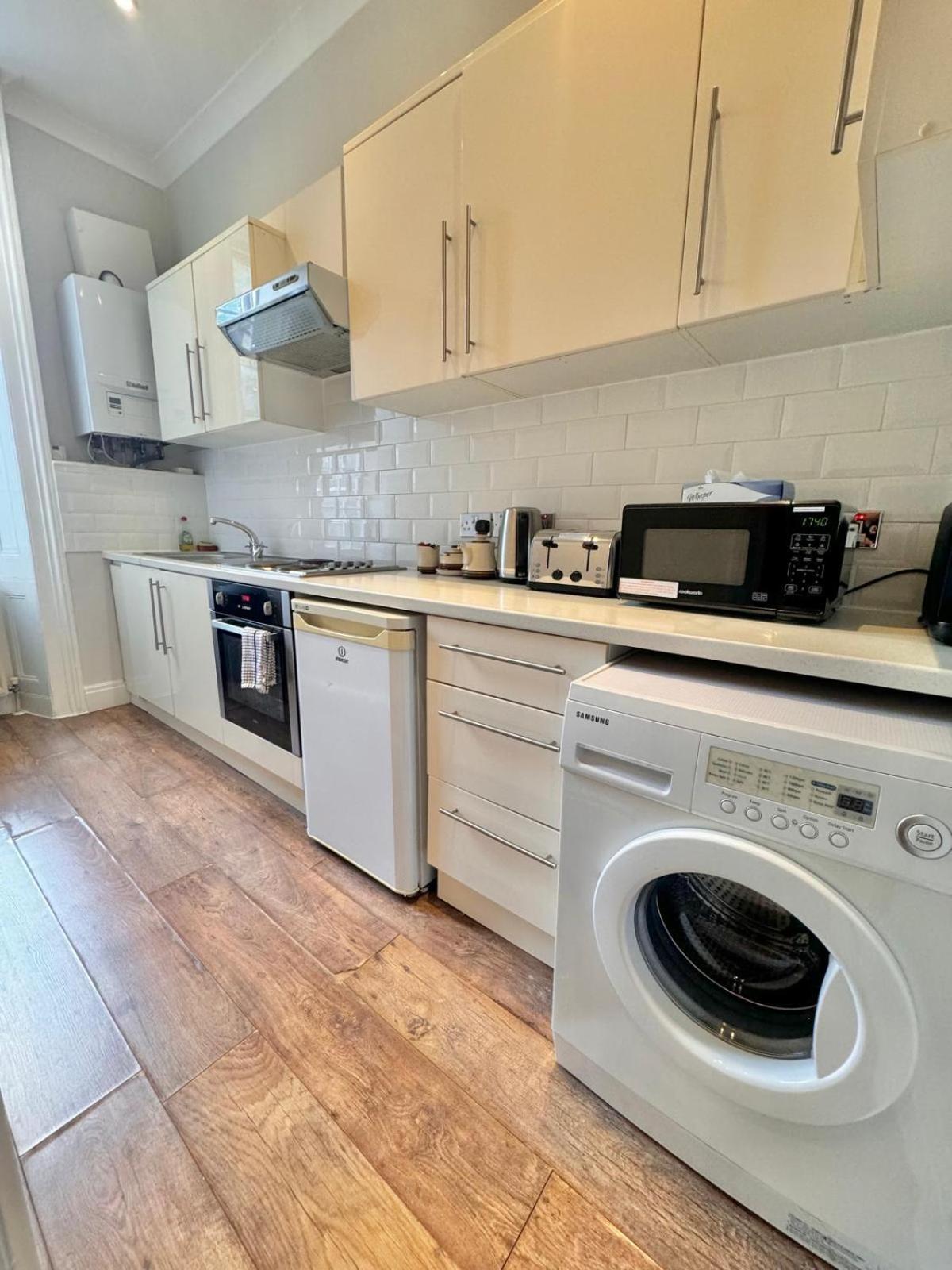 The Beverley Apartments London - Victoria Екстериор снимка